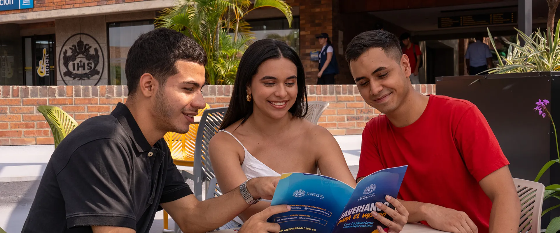 Estudiantes reunidos revisando las diferentes carreras 