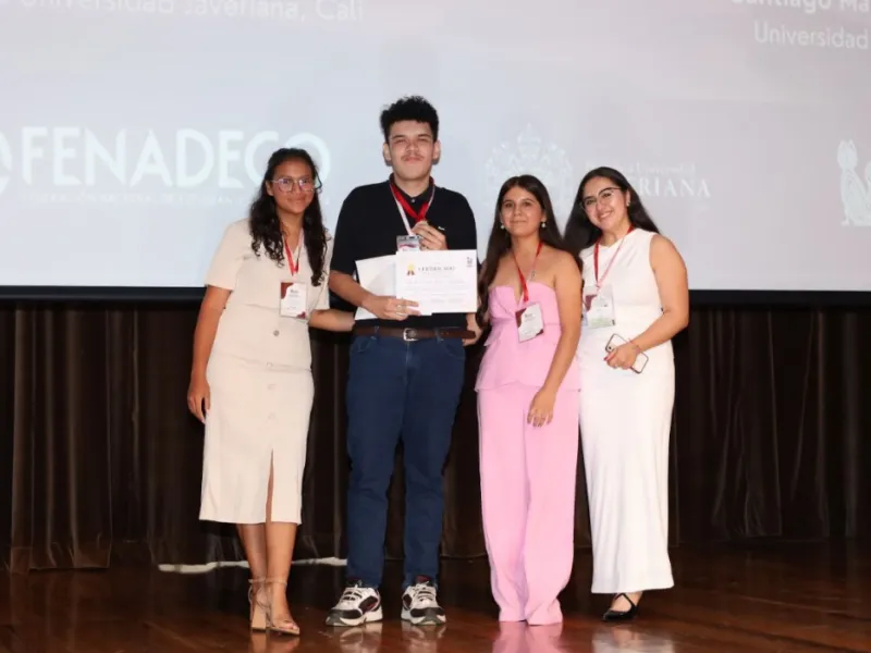 Juan Vicente Olave, Estudiante de Economía, recibiendo premio