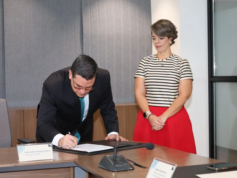 De izquierda a derecha: Pablo Rubén Vernaza, secretario general y Andrea Sánchez Quijano, directora del Programa de Derecho. De izquierda a derecha: Pablo Rubén Vernaza, secretario general y Andrea Sánchez Quijano, directora del Programa de Derecho.