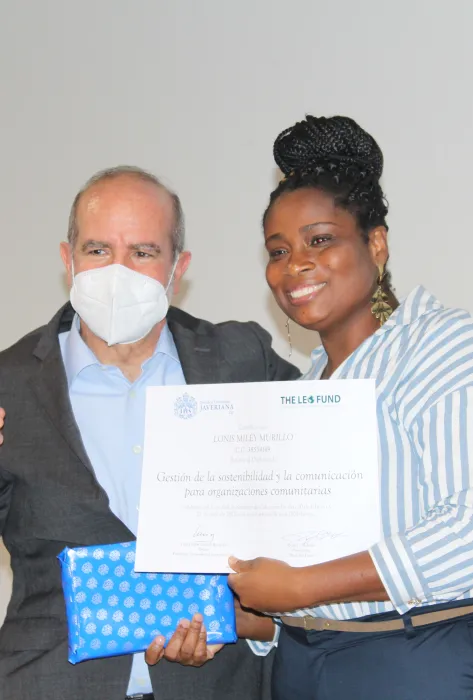 Rector Luis Felipe Gómez con una de las egresadas del Diplomado Rector Luis Felipe Gómez con una de las egresadas del Diplomado
