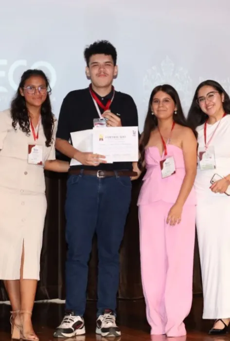 Juan Vicente Olave, Estudiante de Economía, recibiendo premio